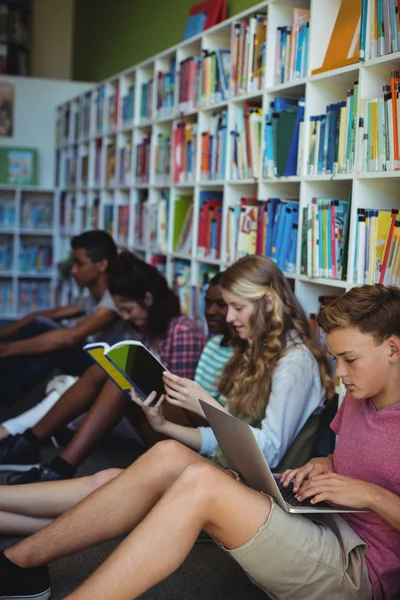 Estudiantes atentos estudiando en la biblioteca —  Fotos de Stock