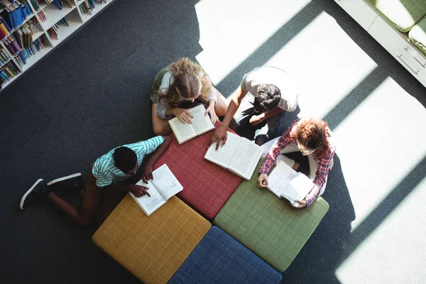 Uważny studentów studiujących w bibliotece — Zdjęcie stockowe