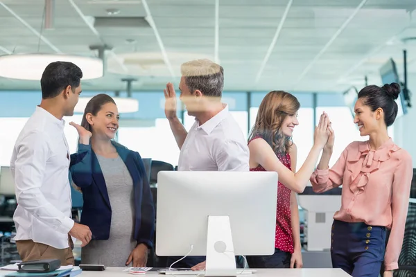 Бізнес-колеги дають високі п'ять під час зустрічі — стокове фото