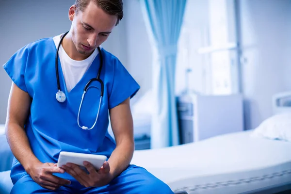 Lekarz za pomocą cyfrowego tabletu w oddziale — Zdjęcie stockowe