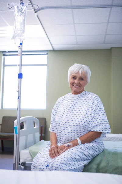 Retrato de un paciente mayor sonriente en la cama —  Fotos de Stock