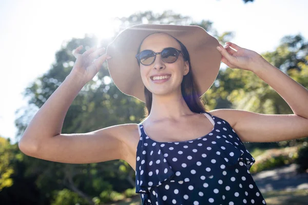Frau mit Sonnenbrille und Hut — Stockfoto