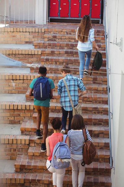 学生楼梯向上移动 — 图库照片