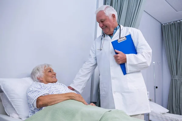 Medico consolatore paziente anziano — Foto Stock