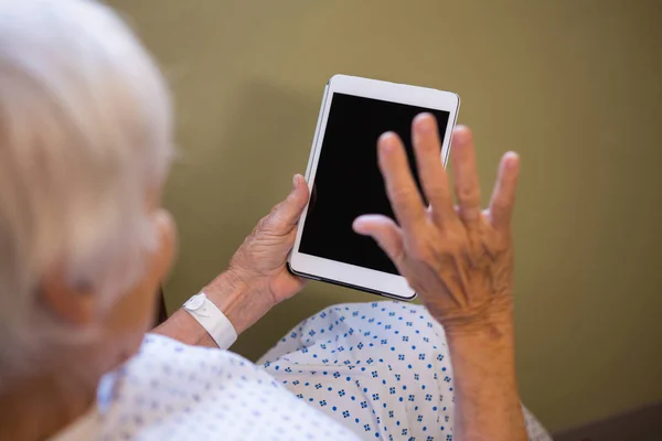 Senior patiënt met behulp van digitale tablet naar video chat — Stockfoto