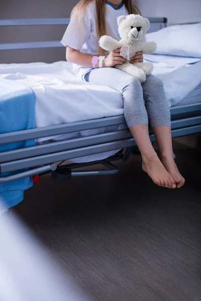 Paciente com ursinho na cama do hospital — Fotografia de Stock