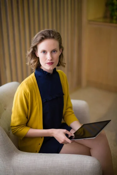 Executivo de negócios confiante sentado com tablet — Fotografia de Stock