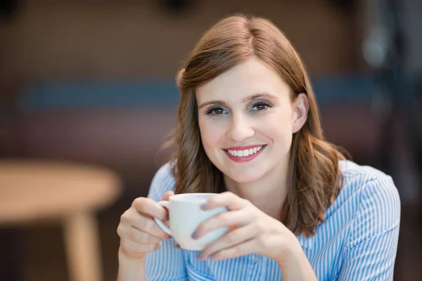 Empresária bebendo xícara de café — Fotografia de Stock