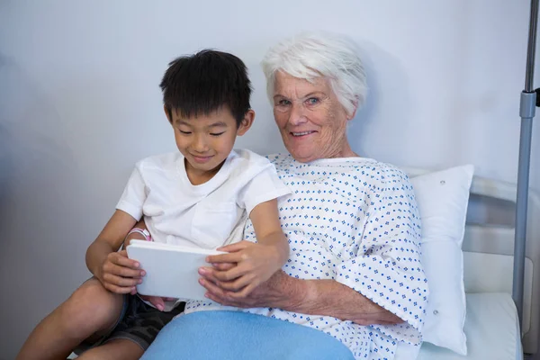 Paziente anziano e ragazzo con tablet digitale — Foto Stock