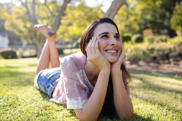 草の上に横たわる女 — ストック写真