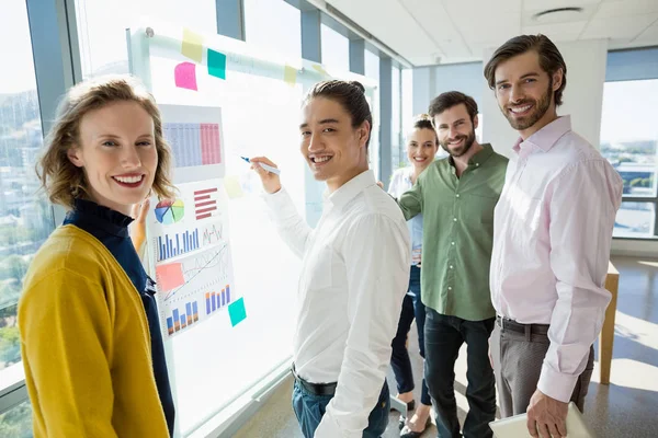 Leende företagsledare står i office — Stockfoto