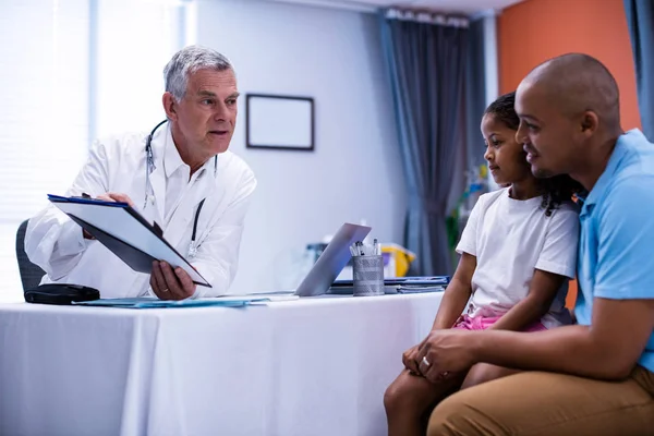 Доктор обговорює з пацієнтом звіт — стокове фото