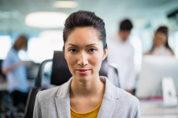 Hermoso ejecutivo de negocios sentado en la silla — Foto de Stock