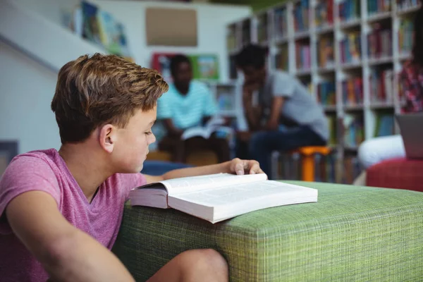 Étudiant attentif étudiant à la bibliothèque — Photo