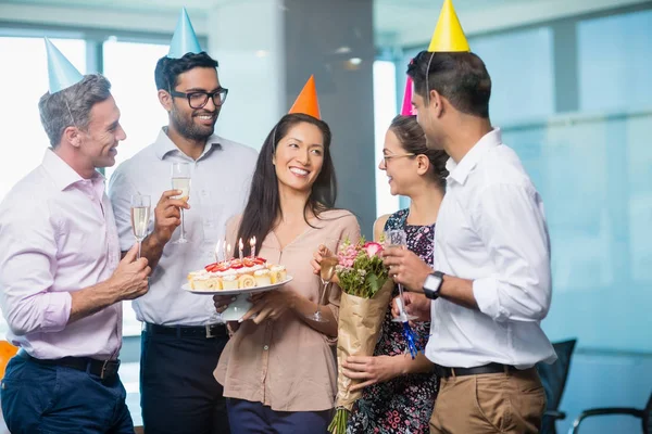 Współpracownikami obchodzi urodziny — Zdjęcie stockowe