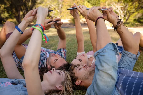 Amigos clicando selfie em telefones celulares — Fotografia de Stock