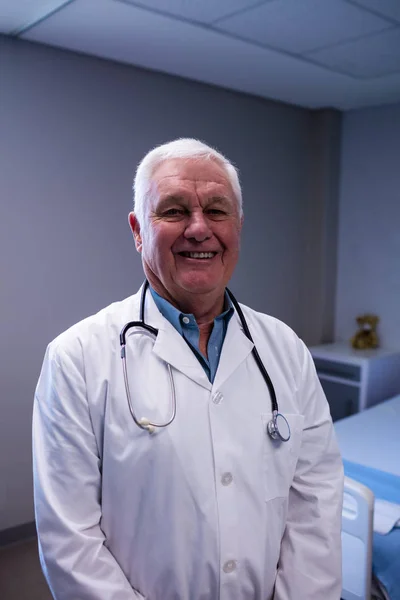 Male doctor standing in ward — Stock Photo, Image