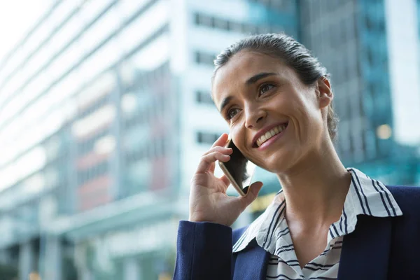 Zakenman praten op mobiele telefoon — Stockfoto