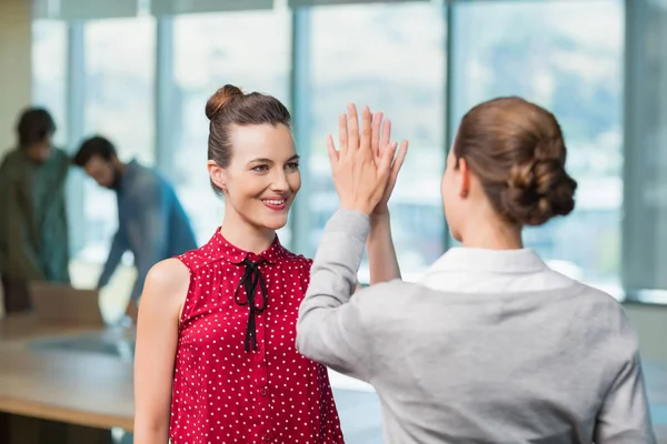 Ejecutivos de negocios que se dan los cinco primeros. —  Fotos de Stock