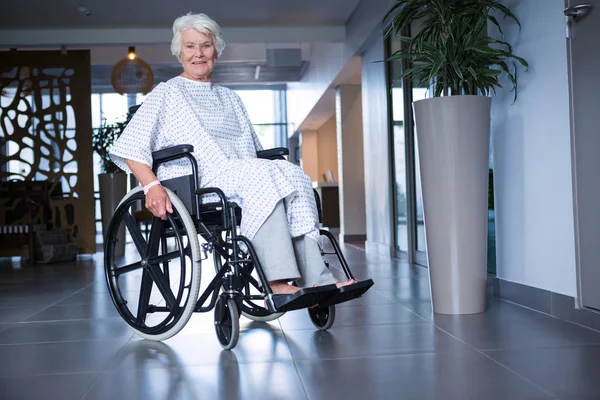 Behinderte Seniorin im Rollstuhl — Stockfoto