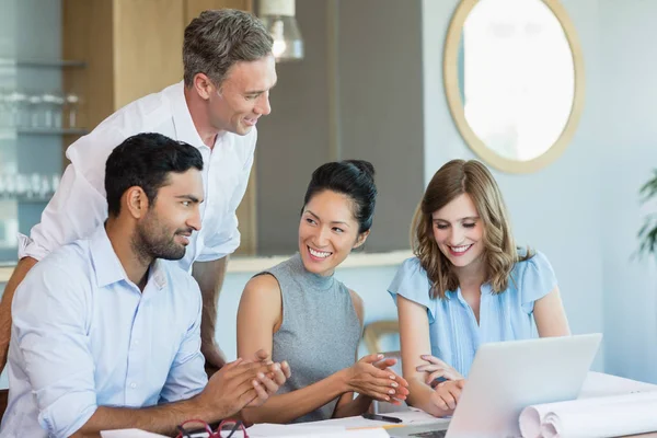 Arquitectos discutiendo entre sí — Foto de Stock