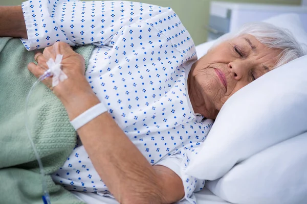 Paziente anziano sdraiato sul letto — Foto Stock