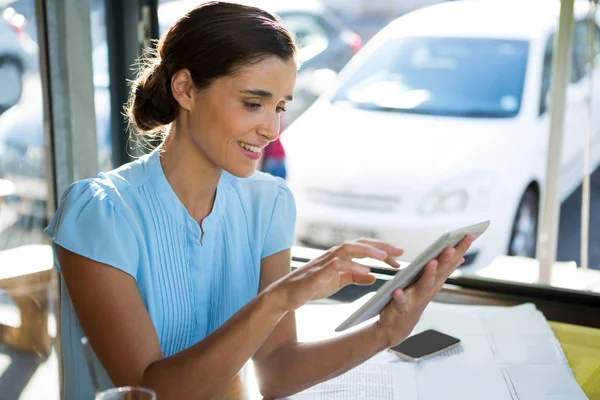 Ejecutivo femenino usando tableta digital — Foto de Stock