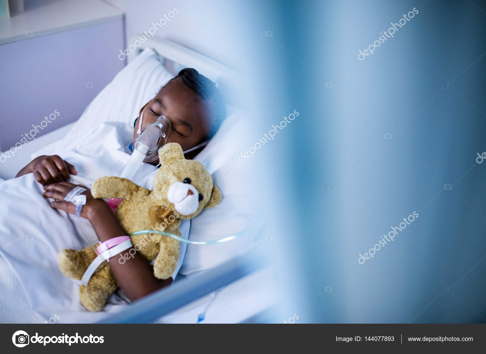 Patient wearing oxygen mask while sleeping — Stock Photo