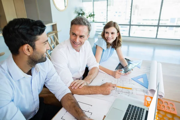 Architecten met elkaar bespreken — Stockfoto