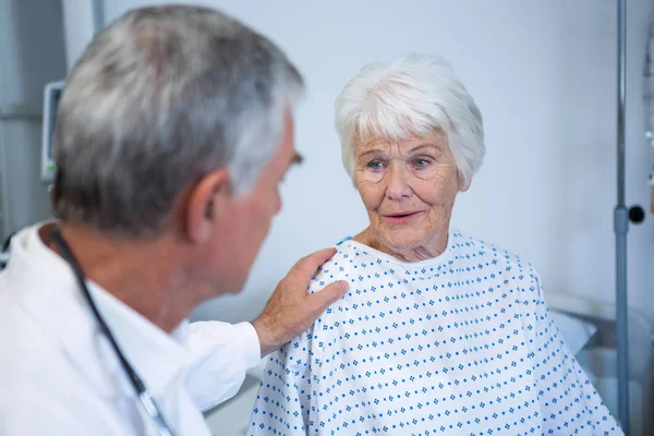 Doctor consolando a paciente mayor — Foto de Stock