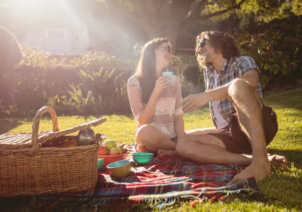 Heureux couple ayant pique-nique dans le parc — Photo