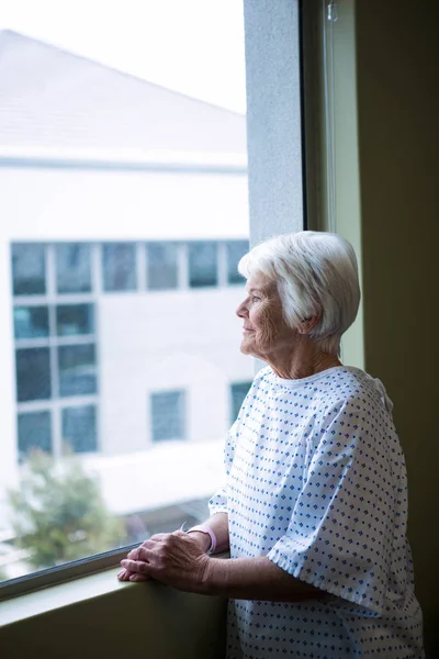 Patiente âgée debout à l'hôpital — Photo