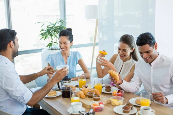 Business colleagues interacting with each other — Stock Photo, Image