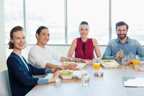 Sonriente ejecutivo de negocios comiendo — Foto de Stock