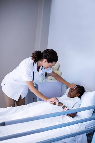 Médica verificando a febre do paciente — Fotografia de Stock