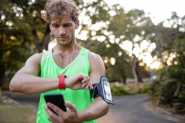 Jogger, słuchanie muzyki na telefon — Zdjęcie stockowe