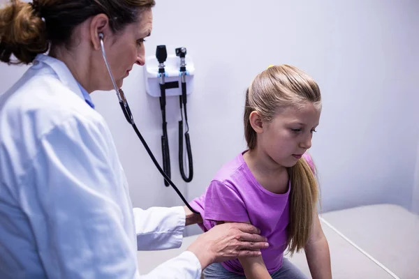 Médico examinando um paciente com estetoscópio — Fotografia de Stock