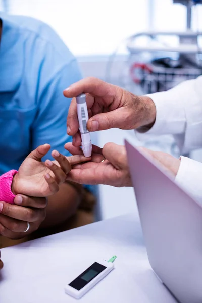 Médecin vérifiant le taux de sucre patient — Photo