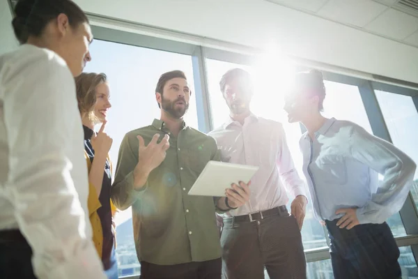 Executivos de negócios discutindo sobre tablet — Fotografia de Stock