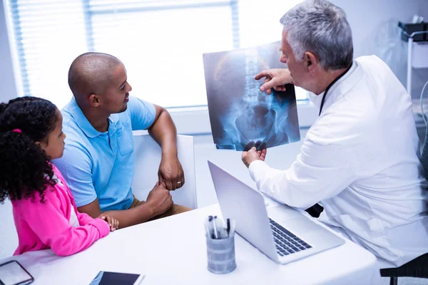 Orvos-beteg röntgen jelentés megvitatása — Stock Fotó