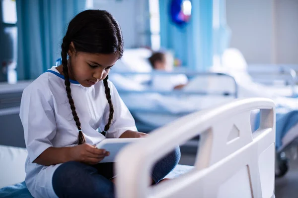 Patient sitzt mit digitalem Tablet — Stockfoto