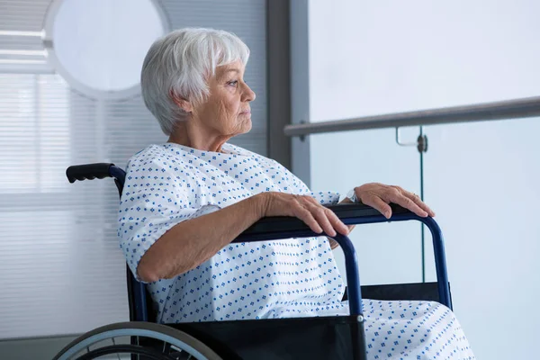 Behinderte Seniorin im Rollstuhl — Stockfoto