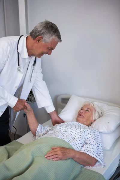 Médico examinando paciente idoso na enfermaria — Fotografia de Stock