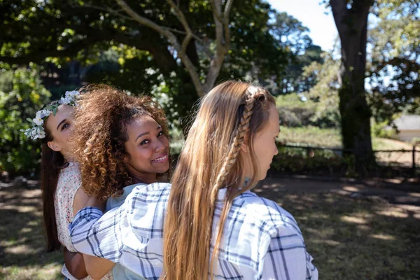 Amiche con braccio intorno — Foto Stock