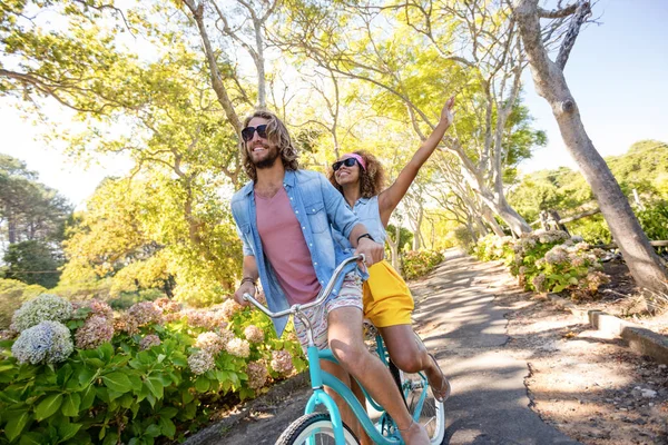 공원에서 자전거 하는 동안 재미 있는 쌍 — 스톡 사진