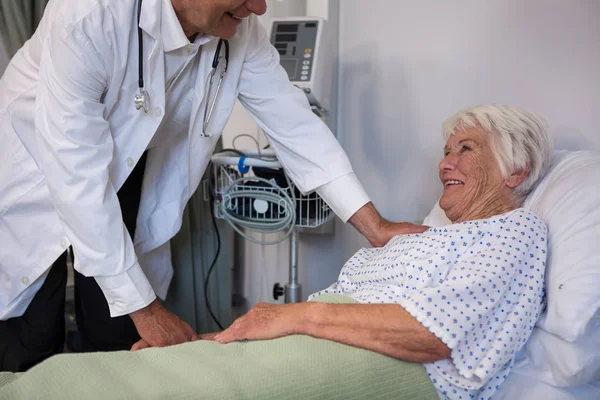 Dokter examencommissie senior patiënt in ward — Stockfoto