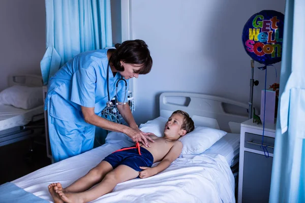 Médica examinando abdômen do paciente — Fotografia de Stock