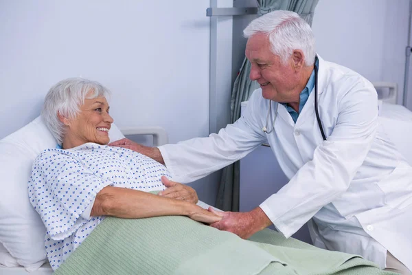 Medico consolatore paziente anziano — Foto Stock