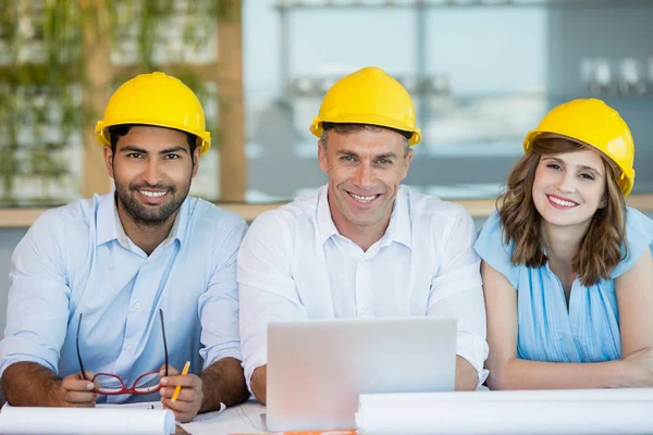 Architekten sitzen zusammen im Konferenzraum — Stockfoto