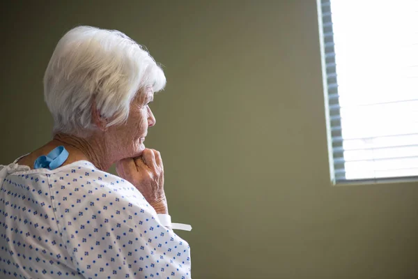 Senior patiënt staande in ziekenhuis — Stockfoto